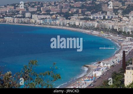 Fernsicht auf Hotels am Meer und Massen von Touristen am Strand, Nizza, Frankreich Stockfoto