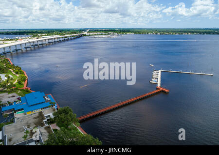 Stuart Florida, Saint St Lucie River, Boardwalk Run, Pier, Roosevelt Bridge, Highway Highway Route US 1, Luftaufnahme von oben, FL170728d71 Stockfoto