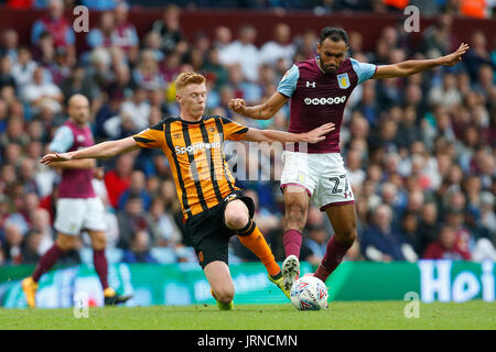 Aston Villa Ahmed Elmohamady (rechts) in Aktion mit Hull City Sam Clucas während der Himmel Bet Meisterschaftsspiel im Villa Park, Birmingham. Stockfoto