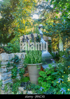 LONDON, Großbritannien - 25 Mai 2017: RHS Chelsea Flower Show 2017. Der Poesie Geliebten Garten. Formal strukturierten terrassierten Garten aus Stein und mit l Stockfoto