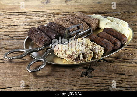 Fach mit handgefertigten belgische Pralinen und Gebäck Tong auf rustikalen hölzernen Hintergrund Stockfoto