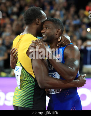 Jamaikas Usain Bolt (links) gratuliert Gewinner USA Justin Gatlin, nachdem die Männer 100 m Finale beim zweiten Tag der IAAF Weltmeisterschaften 2017 im London Stadium. Stockfoto