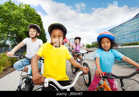 Gruppe von Happy multiethnischen Kinder genießen Fahrrad im Freien im Sommer Stadt Stockfoto