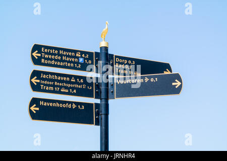 Wegweiser mit touristischen Hinweisschilder auf der Uferpromenade in Scheveningen, Den Haag, Niederlande Stockfoto