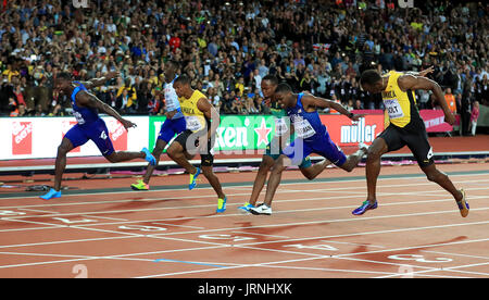 USAS Justin Gatlin (links) gewinnt die Männer 100m Finale vor Christian Coleman (5) und Jamaikas Usain Bolt im dritten (rechts) beim zweiten Tag der IAAF Weltmeisterschaften 2017 im London Stadium. Stockfoto