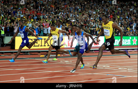 USAS Justin Gatlin (links) gewinnt die Männer 100m Finale vor Christian Coleman (5) und Jamaikas Usain Bolt im dritten (rechts) beim zweiten Tag der IAAF Weltmeisterschaften 2017 im London Stadium. Stockfoto