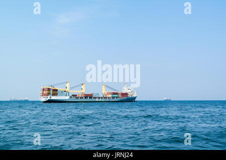 Schwere Ladungsträger SAL Grietje mit Containern auf dem Deck in der Nordsee in der Nähe der Hafen von Rotterdam, Niederlande Stockfoto