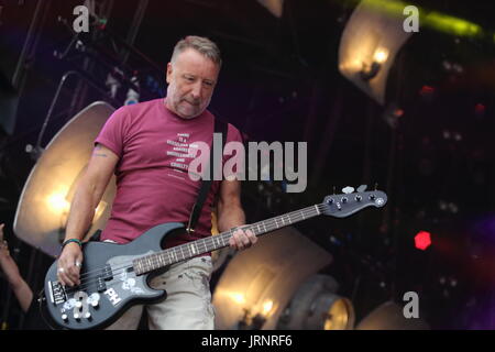 Siddington, Cheshire, UK. 5. August 2017. Ehemalige New Order und Joy Division Bassist Peter Hook führt mit Peter Hook und das Licht am Rücklauf North Festival in der Capesthorne Hall in der Nähe von Macclesfield. Bildnachweis: Simon Newbury/Alamy Live-Nachrichten Stockfoto