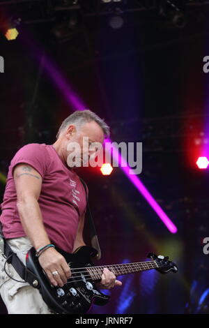 Siddington, Cheshire, UK. 5. August 2017. Ehemalige New Order und Joy Division Bassist Peter Hook führt mit Peter Hook und das Licht am Rücklauf North Festival in der Capesthorne Hall in der Nähe von Macclesfield. Bildnachweis: Simon Newbury/Alamy Live-Nachrichten Stockfoto