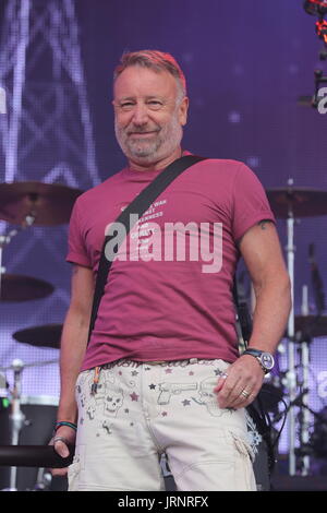 Siddington, Cheshire, UK. 5. August 2017. Ehemalige New Order und Joy Division Bassist Peter Hook führt mit Peter Hook und das Licht am Rücklauf North Festival in der Capesthorne Hall in der Nähe von Macclesfield. Bildnachweis: Simon Newbury/Alamy Live-Nachrichten Stockfoto