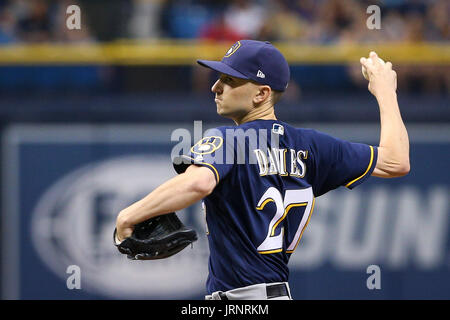 St. Petersburg, Florida, USA. 5. August 2017. WILL VRAGOVIC | Times.Milwaukee Brauer ab Krug Zach Davies (27) im ersten Inning des Spiels zwischen den Milwaukee Brewers und die Tampa Bay Rays im Tropicana Field in St. Petersburg, Florida am Samstag, 5. August 2017 werfen. Bildnachweis: Willen Vragovic/Tampa Bay Times / ZUMA Draht/Alamy Live News Stockfoto