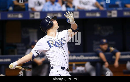 St. Petersburg, Florida, USA. 5. August 2017. WILL VRAGOVIC | Times.Tampa Bay Rays verließ Fielder Corey Dickerson (10) fliegt heraus im sechsten Inning des Spiels zwischen den Milwaukee Brewers und die Tampa Bay Rays im Tropicana Field in St. Petersburg, Florida am Samstag, 5. August 2017. Bildnachweis: Willen Vragovic/Tampa Bay Times / ZUMA Draht/Alamy Live News Stockfoto