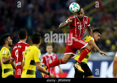 Dortmund, Deutschland. 5. August 2017. Bayern Arturo Vidal (2. R) konkurriert für einen Header während der 2017 Deutsch Super Cup-Spiel zwischen Bayern München und Borussia Dortmund in Dortmund, Deutschland, am 5. August 2017. Bayern München gewann 7: 6 nach Elfmeterschießen und bekam die 2017 Deutsch-Super-Cup-Trophäe. Bildnachweis: Joachim Bywaletz/Xinhua/Alamy Live-Nachrichten Stockfoto