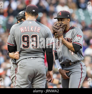 San Francisco, Kalifornien, USA. 5. August 2017. Treffen am Hügel - Arizona-Diamantmarkierungen Start Krug Taijuan Walker (99) bekommt von Shortstop Ketel Marte (4) angesprochen und Catcher Jeff Mathis (2), während ein MLB Spiel zwischen den Arizona Diamondbacks und die San Francisco Giants im AT&T Park in San Francisco, Kalifornien. Valerie Shoaps/CSM/Alamy Live-Nachrichten Stockfoto