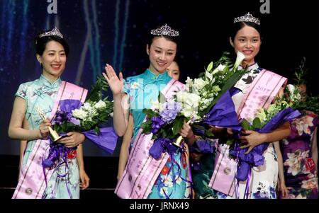 Frankfurt am Main, Deutschland. 5. August 2017. Song Jiayi(C), Wu Tingting(R) und Liang Siyao posieren für Foto, nachdem sie die europäischen Top-drei Miss Chinese Kosmos Pageant 2017, im Capitol Theater in der Nähe von Frankfurt am Main, Deutschland, am 5. August 2017 gekrönt. Bildnachweis: Shen Zhonghao/Xinhua/Alamy Live-Nachrichten Stockfoto