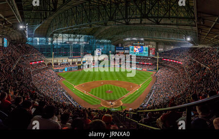 5. August 2017: Gesamtansicht von Minute Maid Park mit dem Dach geschlossen während ein Hauptliga-Baseball-Spiel zwischen der Houston Astros und der Toronto Blue Jays in Houston, TX. Ausverkauftem Haus von 41.950 Fans waren für das Spiel. Es war die größte Menge der bisherigen Saison. Trask Smith/CSM Stockfoto