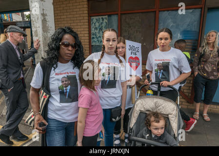 London, UK. 4. August 2017. London, UK. 4. August 2017. Die Mutter und Verwandten von Jermaine Baker, erschossen von der Polizei im Jahr 2015, zu Beginn des Marsches von Broadwater Farm zu einer Kundgebung am Tottenham Polizeistation Erinnerung an den Tod von Mark Duggan am sechsten Jahrestag seiner Tötung durch die Polizei und auch die Polizei Tötung von anderen Mitgliedern der Community Tottenham - Cynthia Jarrett, Joy Gardner, Roger Sylvester , Mark Duggan und Jermaine Baker und die jüngsten Morde an Rashan Charles, Darren Cumberbatch und Edson Da Costa. Unter der Leitung von Stafford Scott gab es Poesie, eine Minute des Schweigens und s Stockfoto