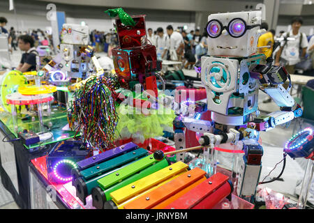 Tokio, Japan. 6. August 2017. Roboter führen während Maker Faire Tokio 2017 6. August 2017, Tokio, Japan. Die jährliche Veranstaltung bringt Schöpfer Innovationen für die Besucher in einer zweitägigen Ausstellung in Tokyo Big Sight. Maker Faire wird organisiert von O' Reilly Japan, Inc., die Stellen zu veröffentlichen: Magazin und machen: Bücher in Japan. Bildnachweis: Rodrigo Reyes Marin/AFLO/Alamy Live-Nachrichten Stockfoto