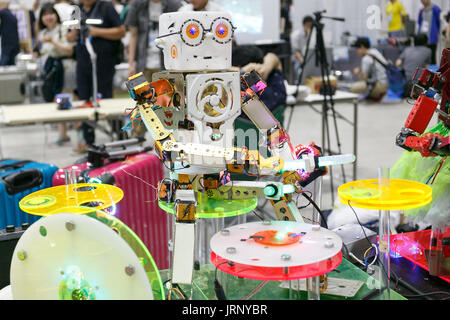 Tokio, Japan. 6. August 2017. Ein Roboter führt während Maker Faire Tokio 2017 6. August 2017, Tokio, Japan. Die jährliche Veranstaltung bringt Schöpfer Innovationen für die Besucher in einer zweitägigen Ausstellung in Tokyo Big Sight. Maker Faire wird organisiert von O' Reilly Japan, Inc., die Stellen zu veröffentlichen: Magazin und machen: Bücher in Japan. Bildnachweis: Rodrigo Reyes Marin/AFLO/Alamy Live-Nachrichten Stockfoto