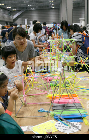 Tokio, Japan. 6. August 2017. Kinder spielen in Workshops an Maker Faire Tokio 2017 auf 6. August 2017, Tokio, Japan. Die jährliche Veranstaltung bringt Schöpfer Innovationen für die Besucher in einer zweitägigen Ausstellung in Tokyo Big Sight. Maker Faire wird organisiert von O' Reilly Japan, Inc., die Stellen zu veröffentlichen: Magazin und machen: Bücher in Japan. Bildnachweis: Rodrigo Reyes Marin/AFLO/Alamy Live-Nachrichten Stockfoto