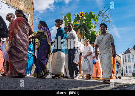 Harringay, London, 6. August 2017. Mitglieder der Shakthivel Hindu Association in Harringay, Nord-London-Prozess durch die Straßen, um den Wagen fest, feiern, die den Hindu-Gott des Krieges Murugan Sieg über einen Dämon ehrt. Mitglieder einen Wagen durch Seil durch die Straßen ziehen, Opfergaben an den Gott, Essen gesegnet und Taten der Hingabe durchzuführen. (c) Paul Swinney/Alamy Live-Nachrichten Stockfoto