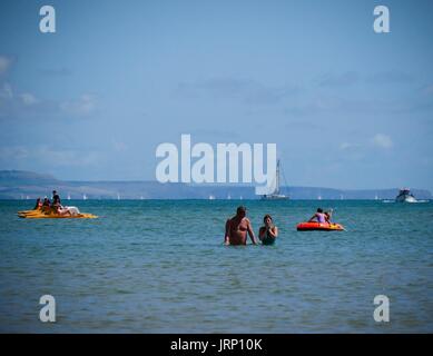 Weymouth, Dorset, UK. 6. August 2017. Urlauber genießen einen Sonntag am Strand an einem luftigen, sonnigen Tag an der Südküste. Bildnachweis: DTNews/Alamy Live-Nachrichten Stockfoto