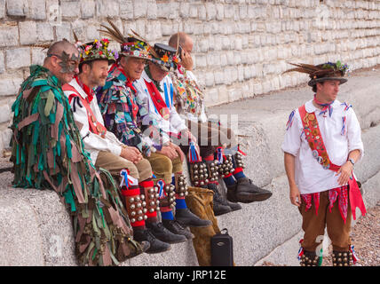 Sidmouth, UK. 6. August 2017.  Musiker und Tänzer warten auf Sidmouth Strandpromenade der Stadt jährliche Folk durchführen Woche. Sidmouth Folk Week Festival dauert bis zum 11. August. Credit: Foto Mittel-/Alamy Live-Nachrichten Stockfoto