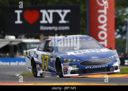 Watkins Glen, New York, USA. 5. August 2017. 5. August 2017 - Watkins Glen, New York, USA: Ricky Stenhouse Jr. (17) bringt sein Auto durch die Bushaltestelle beim Training für das I LOVE NY 355 in Watkins Glen International in Watkins Glen, New York. Bildnachweis: Chris Owens Asp Inc/ASP/ZUMA Draht/Alamy Live-Nachrichten Stockfoto