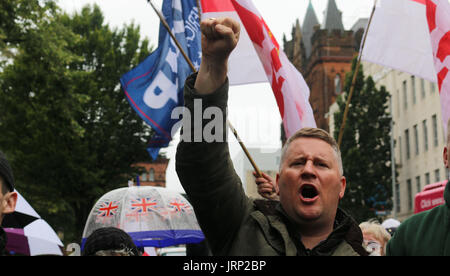 Belfast, UK. 6. August 2017. Großbritanniens erste Führer, Paul Golding beteiligt sich an dem Gesang bei einer Kundgebung in Belfast Credit: Conall Kearney/Alamy Live News Stockfoto