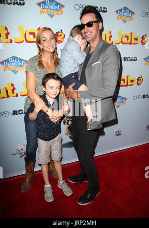 Los Angeles, USA. 5. August 2017. 5. August 2017 - Los Angeles, Kalifornien - Annie Wersching, Stephen Full, Freddie Wersching Full, Ozzie Wersching. '' Mutter Job 2: nussig naturgemäß '' Weltpremiere im Regal Cinema in L.A. Live statt. Bildnachweis: F. lernen/AdMedia Credit: F. lernen/AdMedia/ZUMA Draht/Alamy Live-Nachrichten Stockfoto