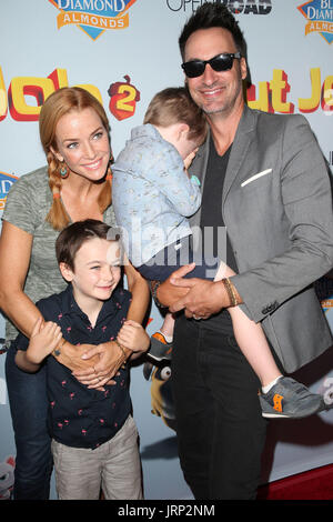 Los Angeles, USA. 5. August 2017. 5. August 2017 - Los Angeles, Kalifornien - Annie Wersching, Stephen Full, Freddie Wersching Full, Ozzie Wersching. '' Mutter Job 2: nussig naturgemäß '' Weltpremiere im Regal Cinema in L.A. Live statt. Bildnachweis: F. lernen/AdMedia Credit: F. lernen/AdMedia/ZUMA Draht/Alamy Live-Nachrichten Stockfoto