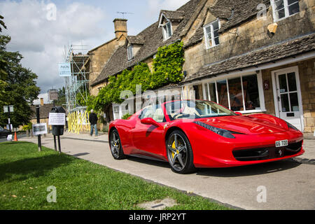 Cotswolds, UK. 6. August 2017. ein Ferrari 458 Spider abgestellt, so der Ferrari-Auto-Fans können einen genaueren Blick auf die Autos Credit: Steven Reh/Alamy Live News Stockfoto