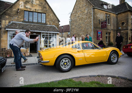 Cotswolds, UK. 6. August 2017. Mitglied der Öffentlichkeit nehmen ein Foto von einem Ferrari Dino Ferrari Auto Anzeige Credit: Steven Reh/Alamy Live News Stockfoto