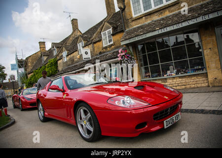 Cotswolds, UK. 6. August 2017. ein Ferrari 575 Superamerica abgestellt, so der Ferrari-Auto-Fans können einen genaueren Blick auf die Autos Credit: Steven Reh/Alamy Live News Stockfoto