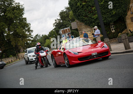 Cotswolds, UK. 6. August 2017. ein Ferrari 458 Spider Ankunft der Ferrari Owners Clubs treffen, wo Ferrari-Auto-Fans bekomme einen genaueren Blick auf die Autos Credit: Steven Reh/Alamy Live News Stockfoto