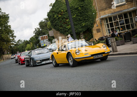 Cotswolds, UK. 6. August 2017. ein Ferrari Dino Ankunft der Ferrari Owners Clubs treffen, wo Ferrari-Auto-Fans bekomme einen genaueren Blick auf die Autos Credit: Steven Reh/Alamy Live News Stockfoto