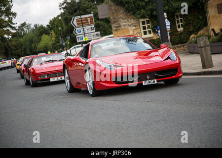 Cotswolds, UK. 6. August 2017. einer Ferrari458 Spinne, die Ankunft der Ferrari Owners Clubs treffen, wo Ferrari-Auto-Fans bekomme einen genaueren Blick auf die Autos Credit: Steven Reh/Alamy Live News Stockfoto