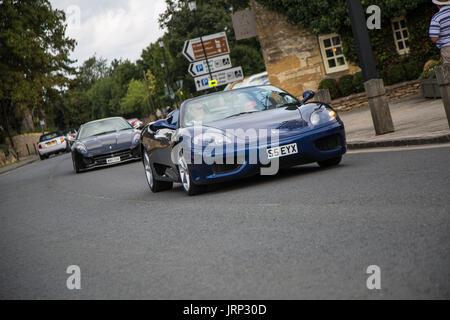 Cotswolds, UK. 6. August 2017. Ein Ferrari 360 Modena Ankunft der Ferrari Owners Clubs treffen, wo Ferrari-Auto-Fans bekomme einen genaueren Blick auf die Autos Credit: Steven Reh/Alamy Live News Stockfoto