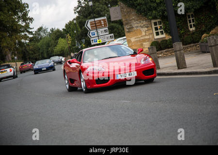 Cotswolds, UK. 6. August 2017. Ein Ferrari 360 Modena Ankunft der Ferrari Owners Clubs treffen, wo Ferrari-Auto-Fans bekomme einen genaueren Blick auf die Autos Credit: Steven Reh/Alamy Live News Stockfoto