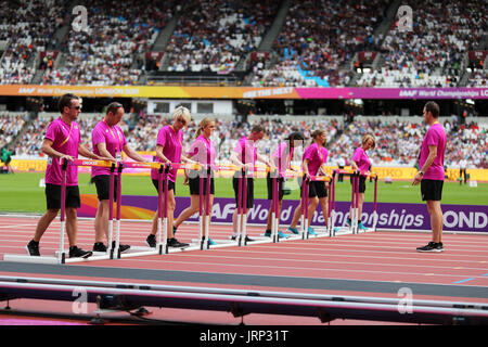 London, UK. 6. August 2017. Ehrenamtliche Mitarbeiter setzen die Hürden im Jahr 2017, IAAF World Championships, Queen Elizabeth Olympic Park, Stratford, London, UK. Bildnachweis: Simon Balson/Alamy Live-Nachrichten Stockfoto