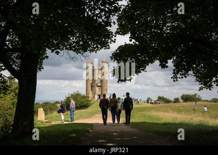 Cotswolds, UK. 6. August 2017. Menschen, die genießen des warmen Wetter am historischen Ort des Broadway Tower in den Cotswolds. Bildnachweis: Steven Reh/Alamy Live News Stockfoto