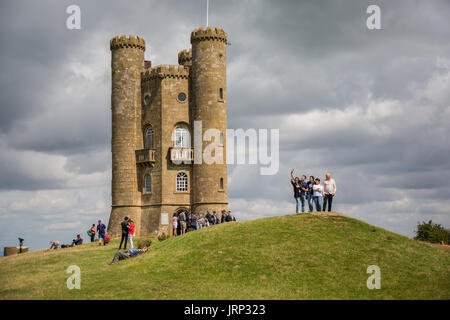 Cotswolds, UK. 6. August 2017. Menschen, die genießen des warmen Wetter am historischen Ort des Broadway Tower in den Cotswolds. Bildnachweis: Steven Reh/Alamy Live News Stockfoto