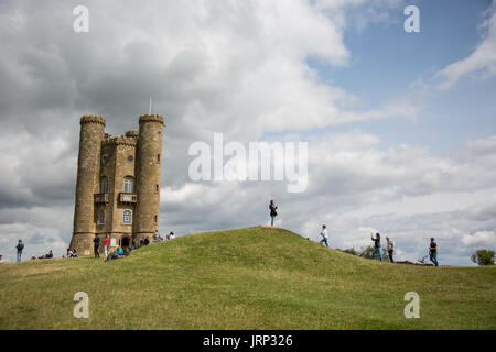 Cotswolds, UK. 6. August 2017. Menschen, die genießen des warmen Wetter am historischen Ort des Broadway Tower in den Cotswolds. Bildnachweis: Steven Reh/Alamy Live News Stockfoto