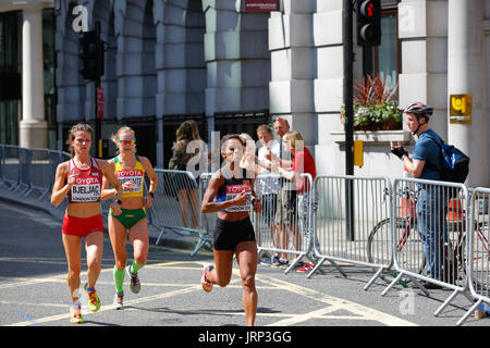 6. August Leichtathletik-Weltmeisterschaft 2017 in London. iaaf Frauen Marathon 06/08/2017 begann um 14:00 Uhr lokale Zeit.de Wetter für einen Marathon mit Sonne und einigen Wolken perfekt ist. Frauen laufen Marathon sind cometeing Für einen WM-Titel 2017. iaaf 2017 Frauen Marathon Weltmeister und Goldmedaille. Gewinner wird sehr bald angekündigt werden. Stockfoto