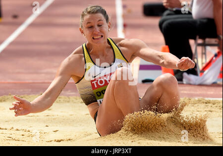 Carolin Schäfer Deutschland landet im Sand während der Longjump der Siebenkampf bei der IAAF Weltmeisterschaften in der Leichtathletik im Olympiastadion in London, UK, 6. August 2017. Foto: Rainer Jensen/dpa Stockfoto