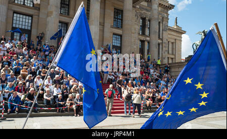 Berlin, Deutschland. 6. August 2017. Menschen haben für die "Pulse of Europe"-Demonstration am Gendarmenmarkt in Berlin, Deutschland, 6. August 2017 gesammelt. Unterstützer der Gruppe haben am Sonntag für ein vereintes Europa ohne Grenzen demonstrieren in europäischen Städten getroffen. Foto: Jörg Carstensen/Dpa/Alamy Live News Stockfoto