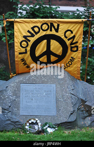 London, UK. 6. August 2017. Das London CND Banner lehnte sich gegen den Stein zum Gedenken für Kriegsdienstverweigerer in Tavistock Square während der Kampagne für nukleare Abrüstung jährliche Gedenken an die Atombombenabwürfe auf Hiroshima, Japan am Tavistock Square, London, Vereinigtes Königreich. Bildnachweis: Michael Preston/Alamy Live-Nachrichten Stockfoto