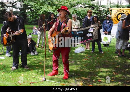 London, UK. 6. August 2017. Peter Dunne (Volkssänger) singen bei der Kampagne für nukleare Abrüstung jährliche Gedenken an die Atombombenabwürfe auf Hiroshima, Japan am Tavistock Square, London, Vereinigtes Königreich.  Am 6. August 1967 war ein Kirschbaum auf dem Platz von Camden Rat in Gedenken an die Opfer der Bombardierung gepflanzt. Seither hat eine jährliche Zeremonie um den Baum zu erinnern, den Angriff statt. Bildnachweis: Michael Preston/Alamy Live-Nachrichten Stockfoto