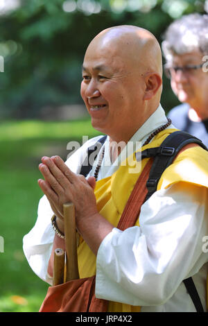 London, UK. 6. August 2017. Der Reverend Gyoro Nagase (ein japanischer buddhistischer Mönch) Lächeln während der Kampagne für nukleare Abrüstung jährliche Gedenken an die Atombombenabwürfe auf Hiroshima, Japan am Tavistock Square, London, Vereinigtes Königreich.  Am 6. August 1967 war ein Kirschbaum auf dem Platz von Camden Rat in Gedenken an die Opfer der Bombardierung gepflanzt. Seither hat eine jährliche Zeremonie um den Baum zu erinnern, den Angriff statt.  Bildnachweis: Michael Preston/Alamy Live-Nachrichten Stockfoto