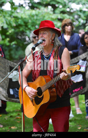 London, UK. 6. August 2017. Peter Dunne (Volkssänger) singen bei der Kampagne für nukleare Abrüstung jährliche Gedenken an die Atombombenabwürfe auf Hiroshima, Japan am Tavistock Square, London, Vereinigtes Königreich.  Am 6. August 1967 war ein Kirschbaum auf dem Platz von Camden Rat in Gedenken an die Opfer der Bombardierung gepflanzt. Seither hat eine jährliche Zeremonie um den Baum zu erinnern, den Angriff statt. Bildnachweis: Michael Preston/Alamy Live-Nachrichten Stockfoto